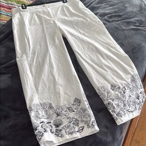 Chico's White Crops with Navy Blue Seashore Embroidery